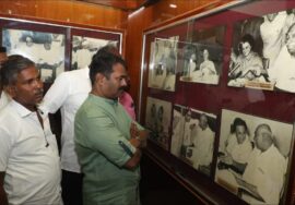 பெருந்தலைவர் வீட்டில் பேரன்! காமராசர் வாழ்ந்த விருதுநகர் இல்லத்தைப் பார்வையிட்ட சீமான் நெக